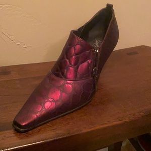 Donald J Pliner rare crocodile pattern 2 inch heal